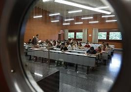 Uno de los exámenes de la convocatoria extraordinaria de las pruebas de la selectividad en Valencia.