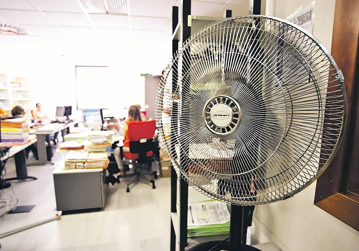 Un ventilador en una oficina, imagen de archivo