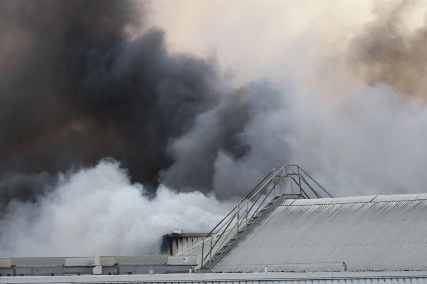 Incendio en una nave industrial de Mercadona