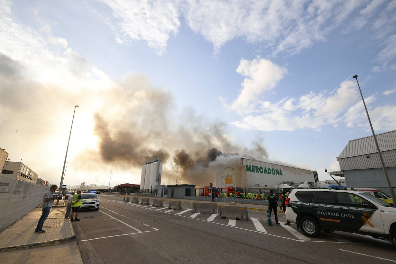 Incendio en una nave industrial de Mercadona