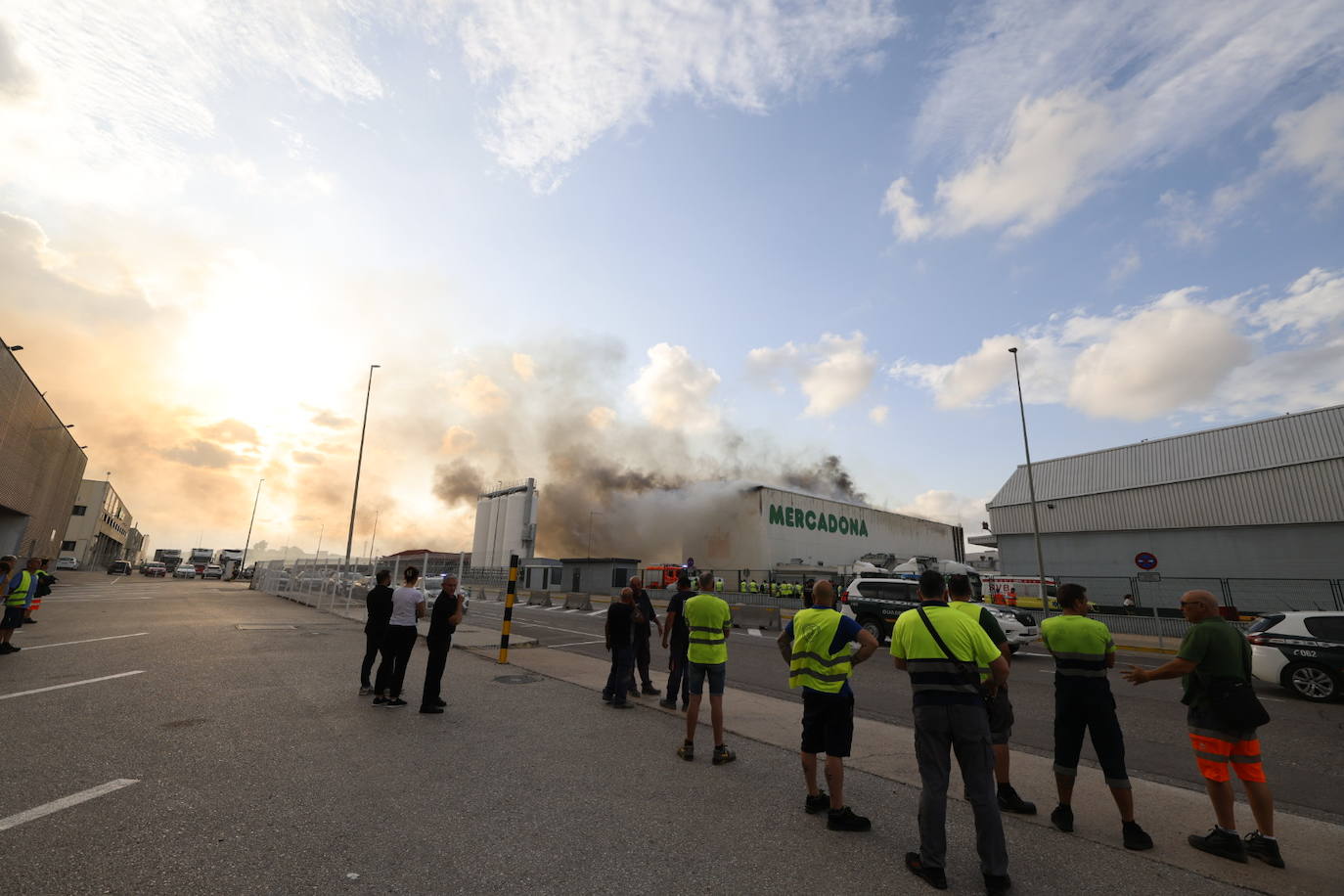 Incendio en una nave industrial de Mercadona