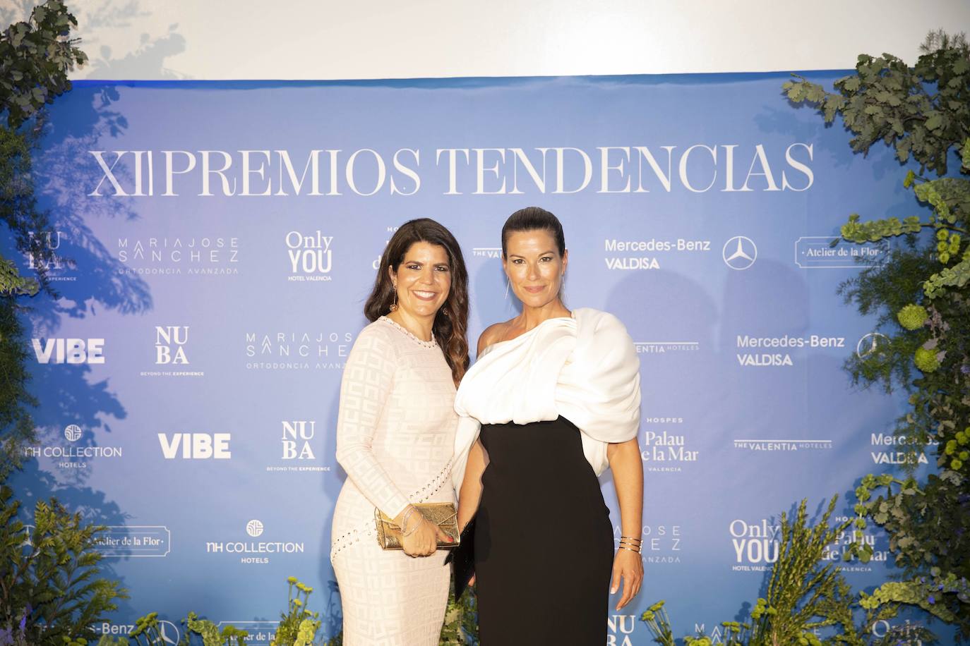 María José Sánchez junto a Maribel Vilaplana, presentadora del acto, vestida de Isabel Sanchis.