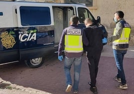 Un detenido por delito de odio, trasladado por agentes de la Policía Nacional.