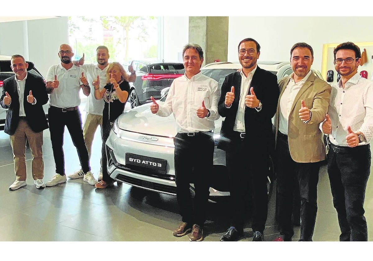 El equipo de BYD Valencia, Quadis y BYD España, durante el estreno.