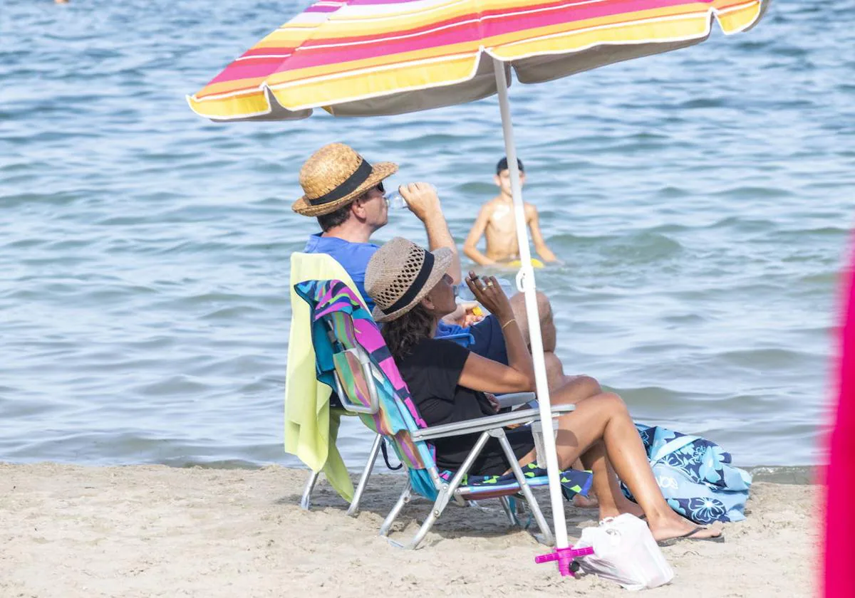Cómo conseguir que la sombrilla no se mueva ni un centímetro en la playa  este verano