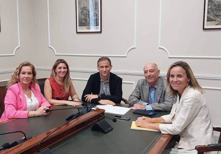 Los ediles Jesús Carbonell y Paula Llobet, junto los representantes vecinales de Pla del Remei.