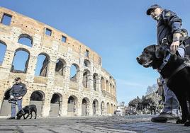 Policías italianos y sus perros rastreadores revisan el Coliseo en una imagen de archivo.