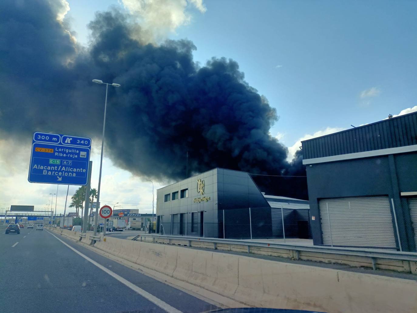 Incendio en una nave industrial de Mercadona