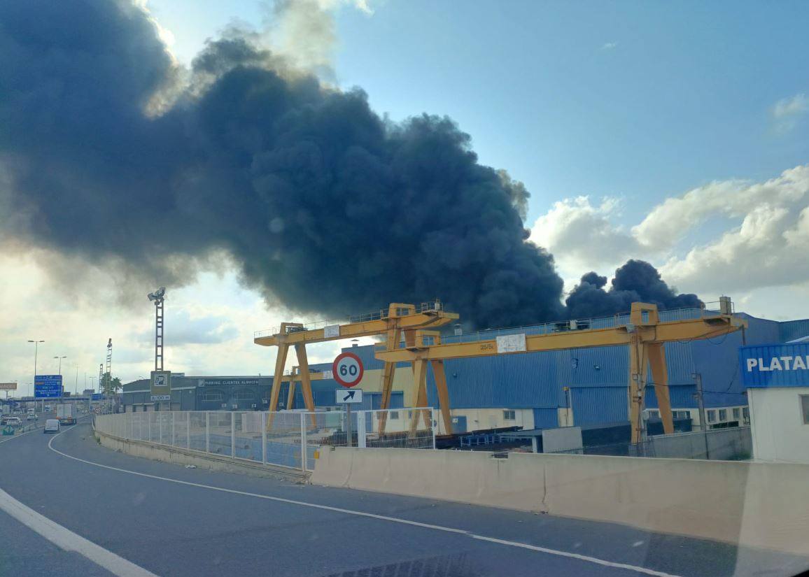 Incendio en una nave industrial de Mercadona