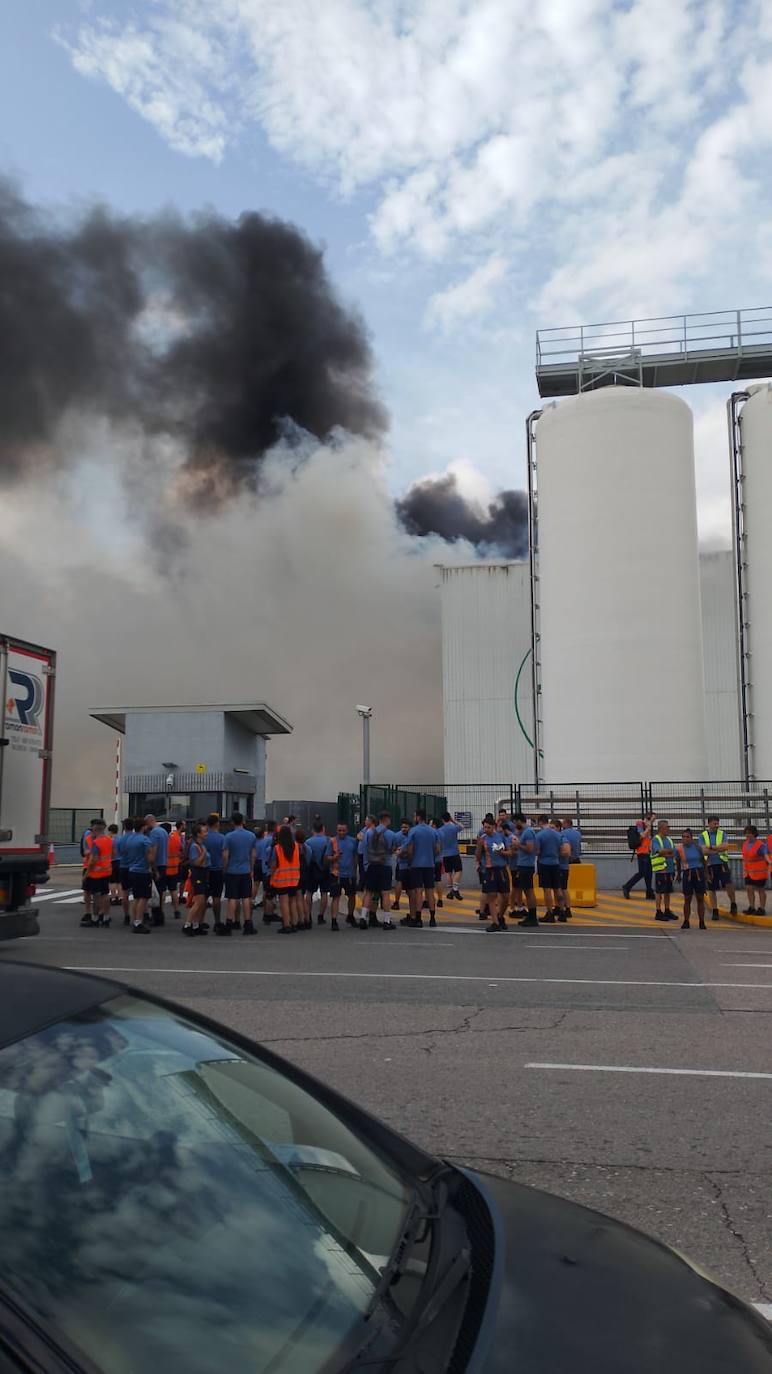 Incendio en una nave industrial de Mercadona