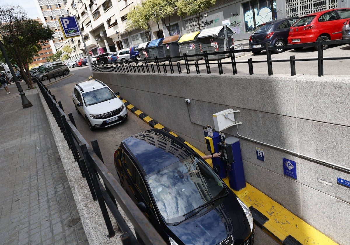 Acceso a uno de los aparcamientos públicos y para residentes en la zona de Santa María Micaela.