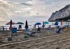 Sombrillas y hamacas vacías en una playa de Calp.