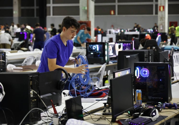 Imagen principal - Jugadores de la DreamHack preparando sus ordenadores para comenzar la jornada