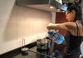 Teresa Bertó, cocinando con agua de botella.