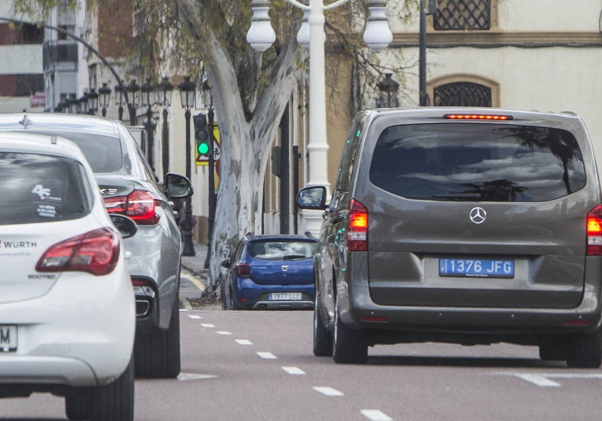 Un VTC circula por Valencia.