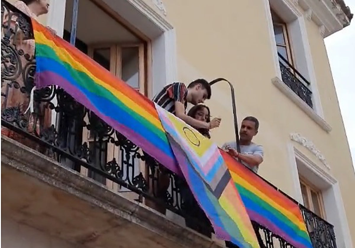 Momento en el que se coloca de nuevo la bandera arcoíris en el balcón del Ayuntamiento.