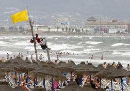 Bandera amarilla debido al oleaje en la playa de la Malvarrosa