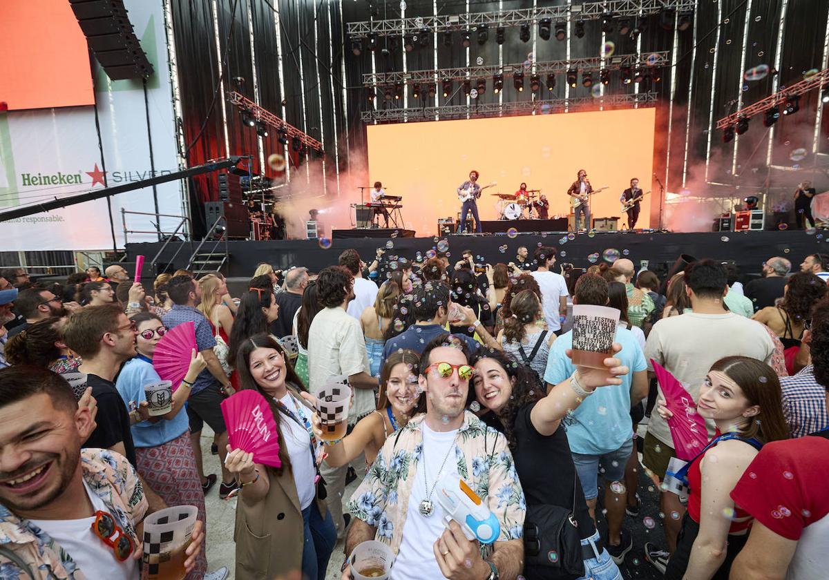 Un grupo de jóvenes en el Festival de les Arts.