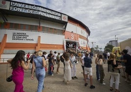 Aficcionados acceden a la Fonteta.