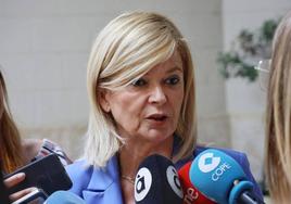Gabriela Bravo atiende a los medios de comunicación.