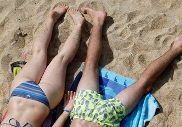 La solución para no llenar la toalla de arena en la playa