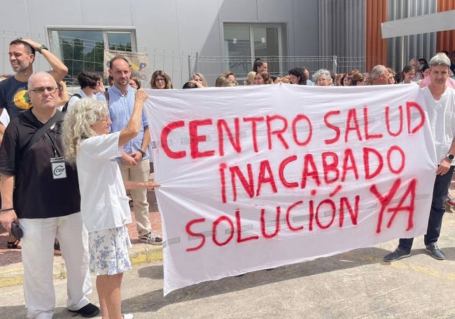 Protesta por la paralización de las obras del Centro de Salud Integrado (CSI) de la Vall d'Uixó.