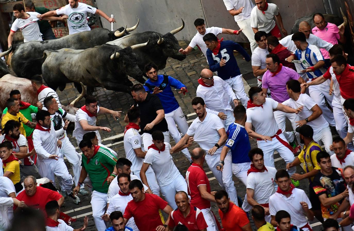 Los toros de Escolar ponen emoción y velocidad en el segundo encierro de San Fermín 2023