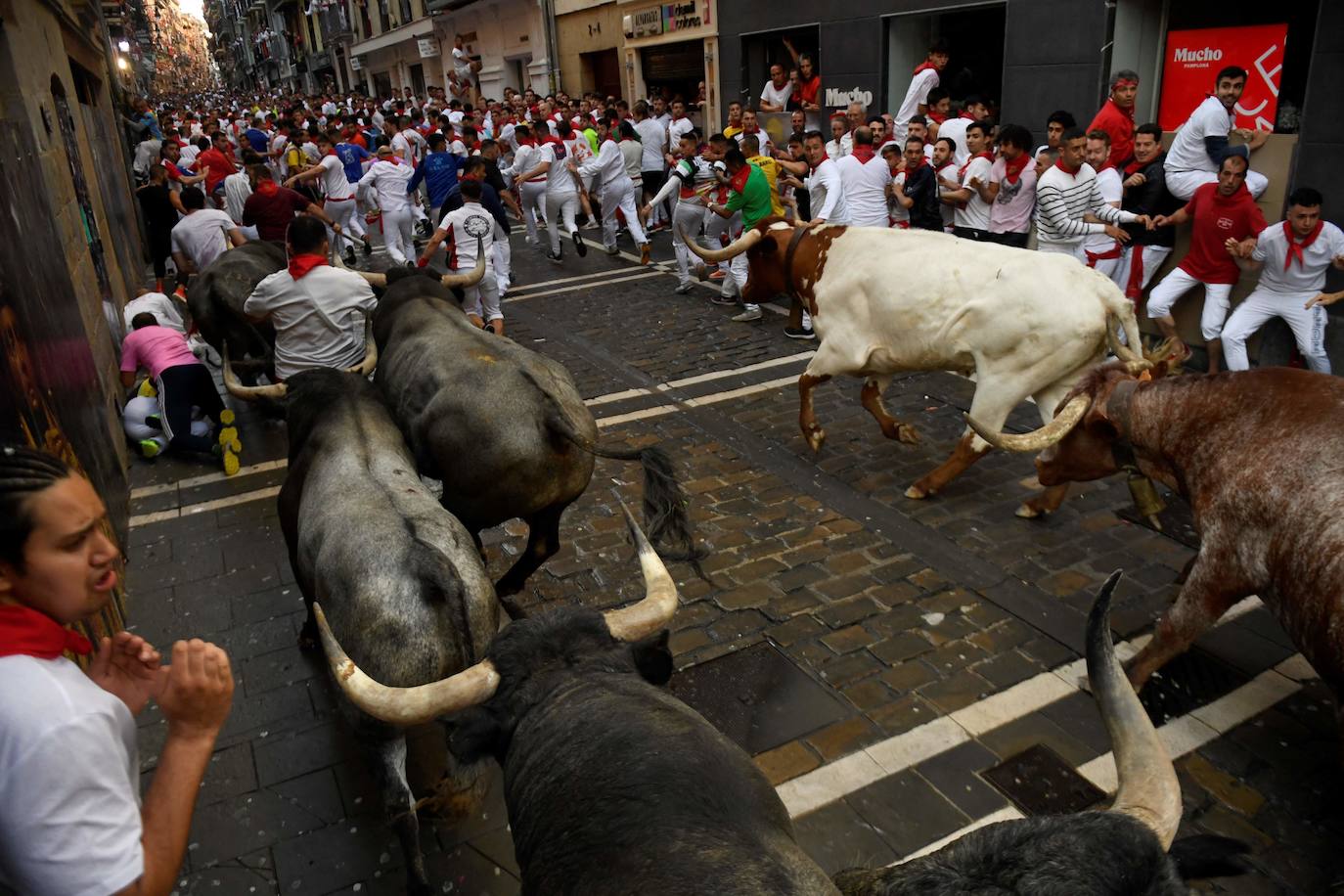 Los toros de Escolar ponen emoción y velocidad en el segundo encierro de San Fermín 2023