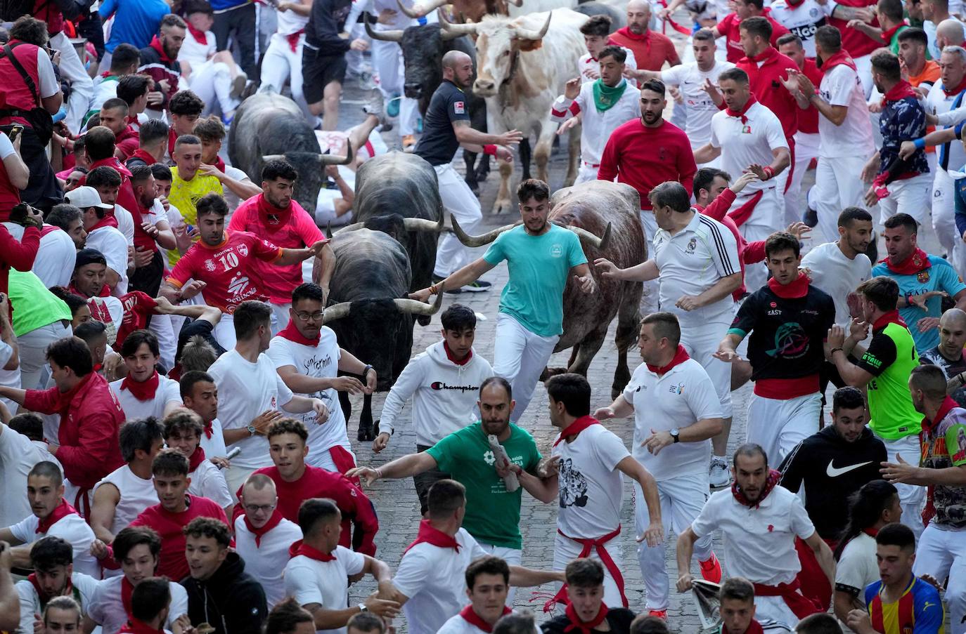 Los toros de Escolar ponen emoción y velocidad en el segundo encierro de San Fermín 2023