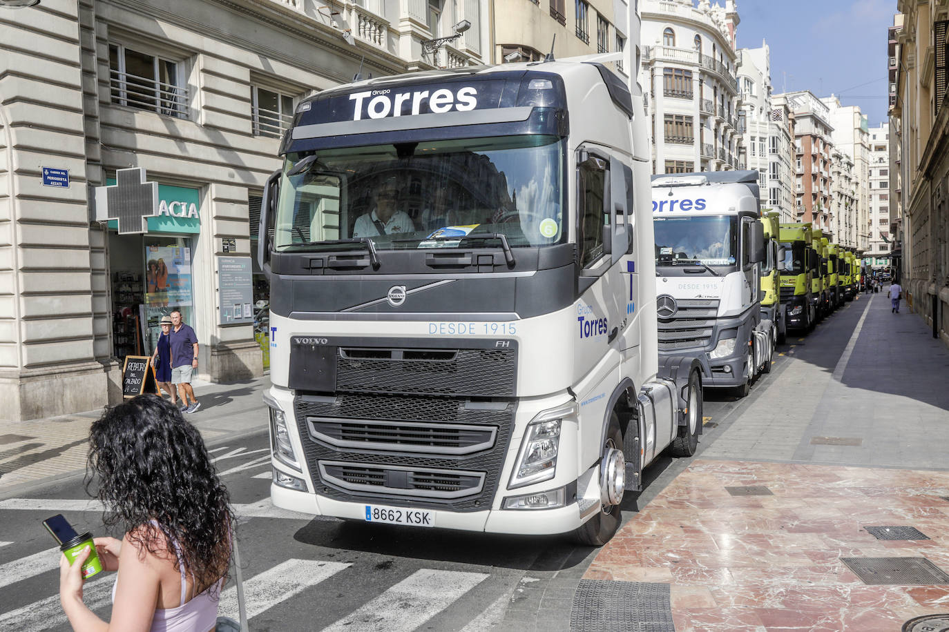 Los transportistas celebran San Cristóbal por las calles de Valencia