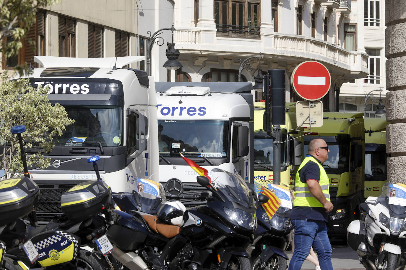 Los transportistas celebran San Cristóbal por las calles de Valencia