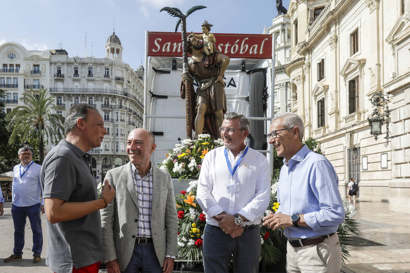 Los transportistas celebran San Cristóbal por las calles de Valencia