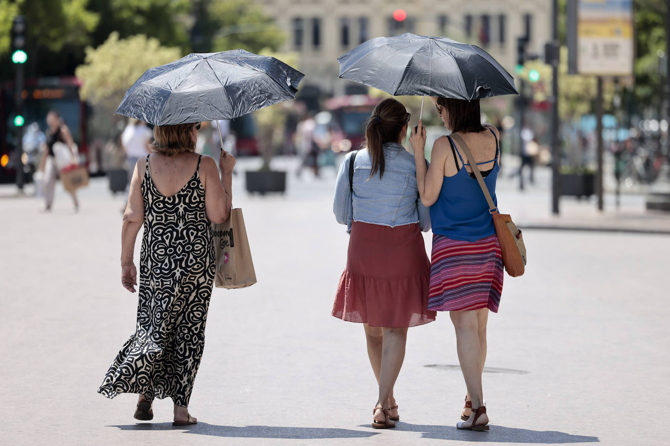 Varias mujeres se protegen del calor.