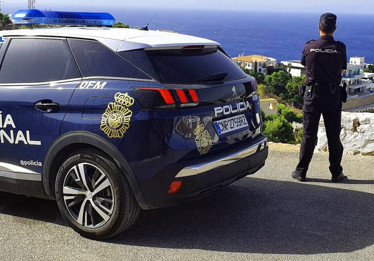 Un agente de la Policía Nacional de vigilancia en Benidorm.