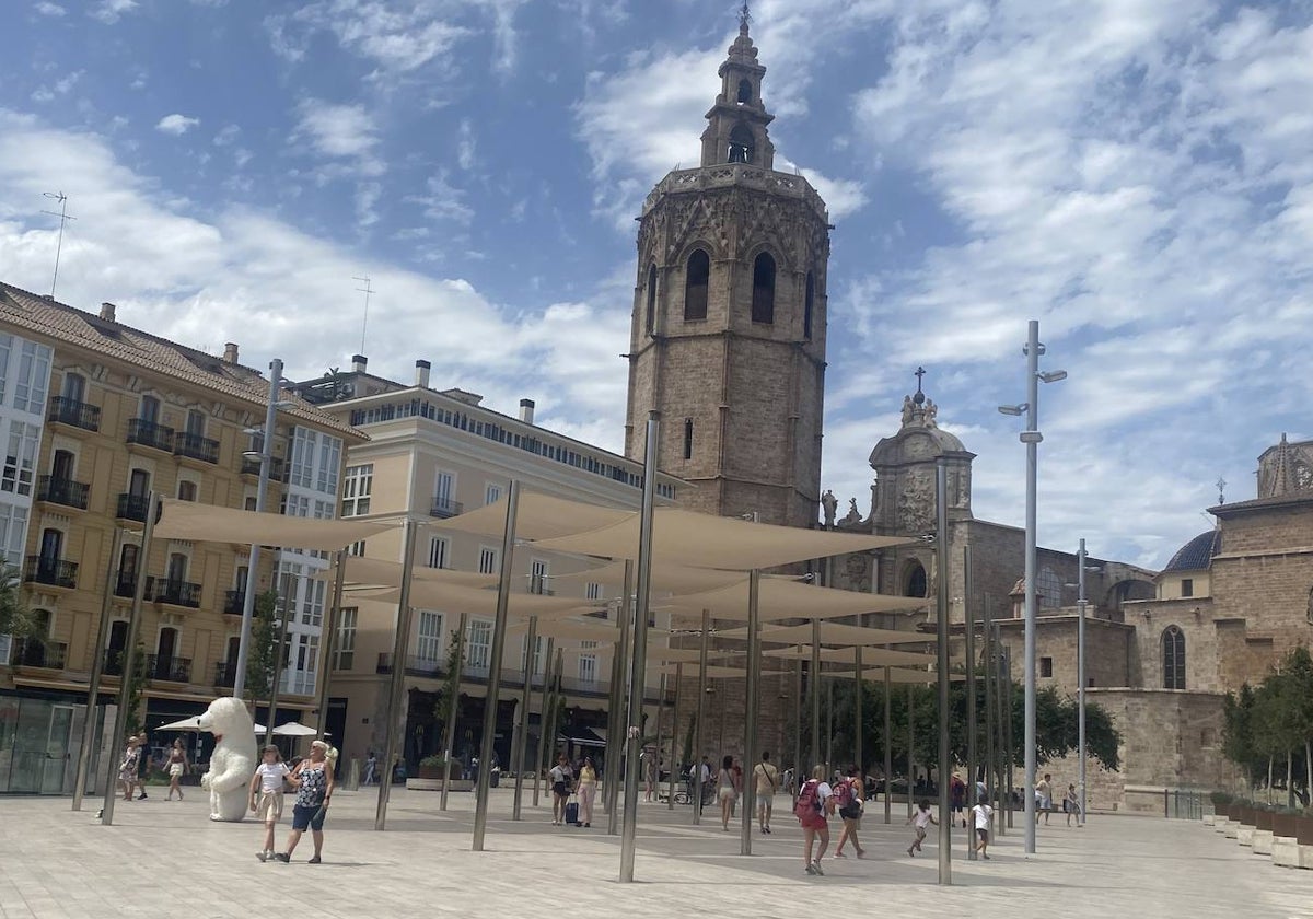 Toldos instalados en la plaza de la Reina de Valencia para mitigar el calor.