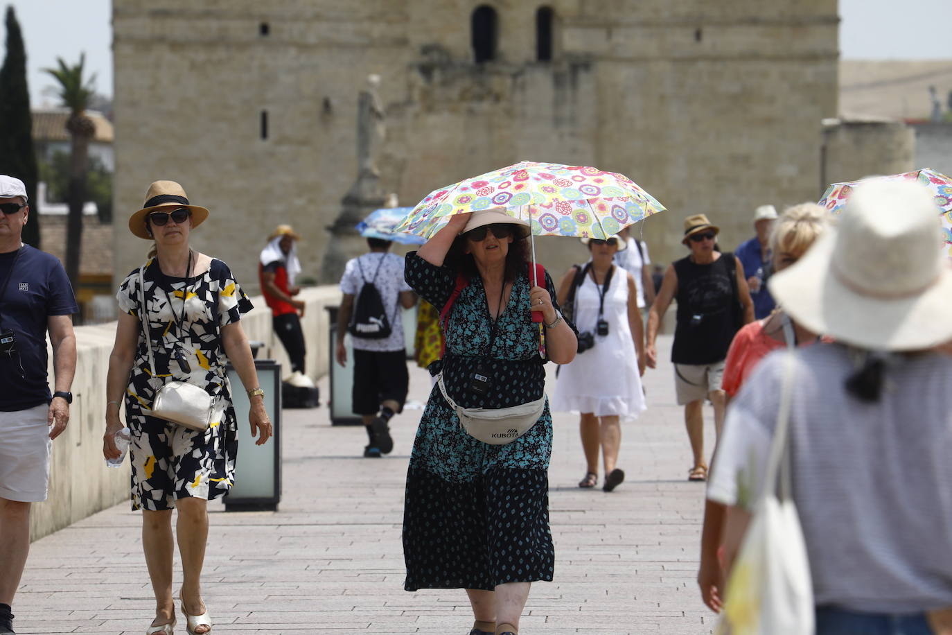 Una mujer se cubre del sol con una sombrilla en una imagen de archivo.