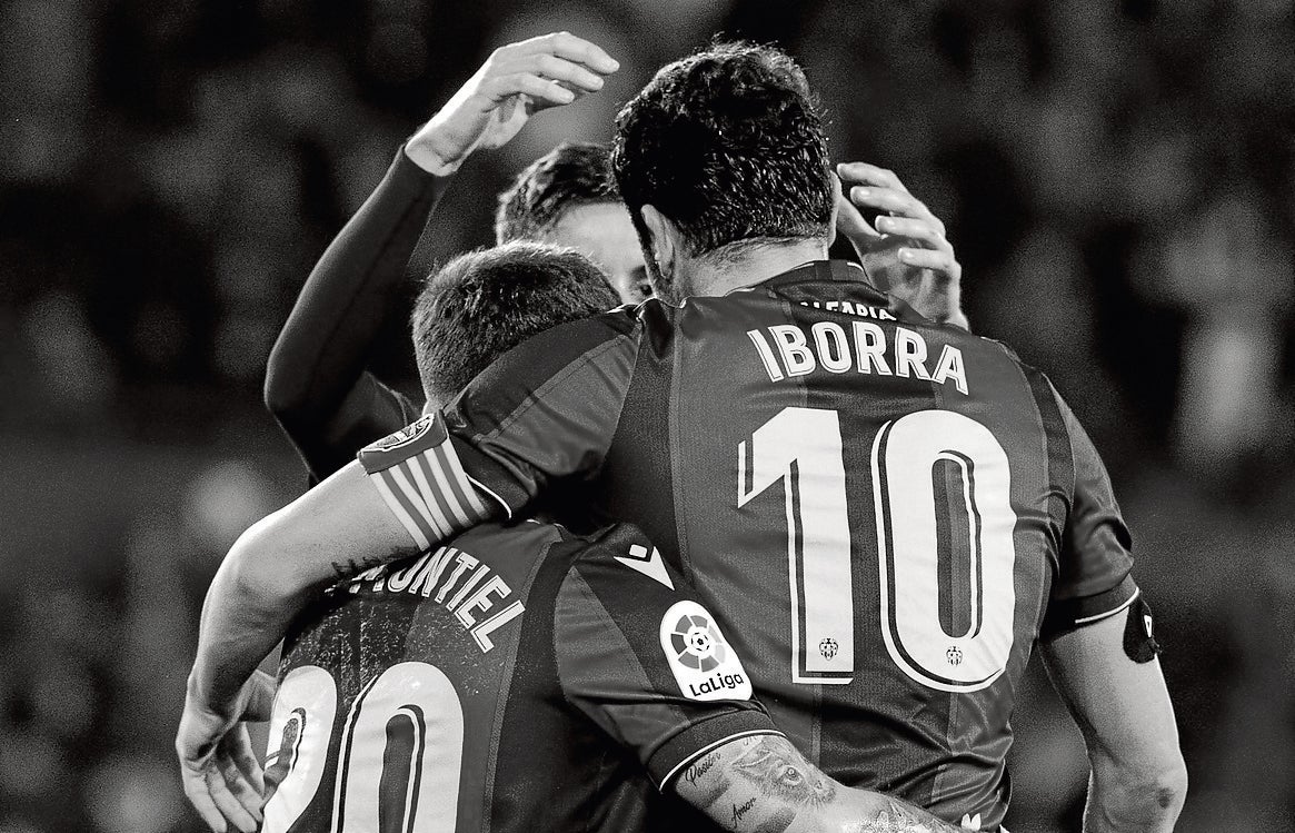 Vicente Iborra celebrando un gol junto a sus compañeros.