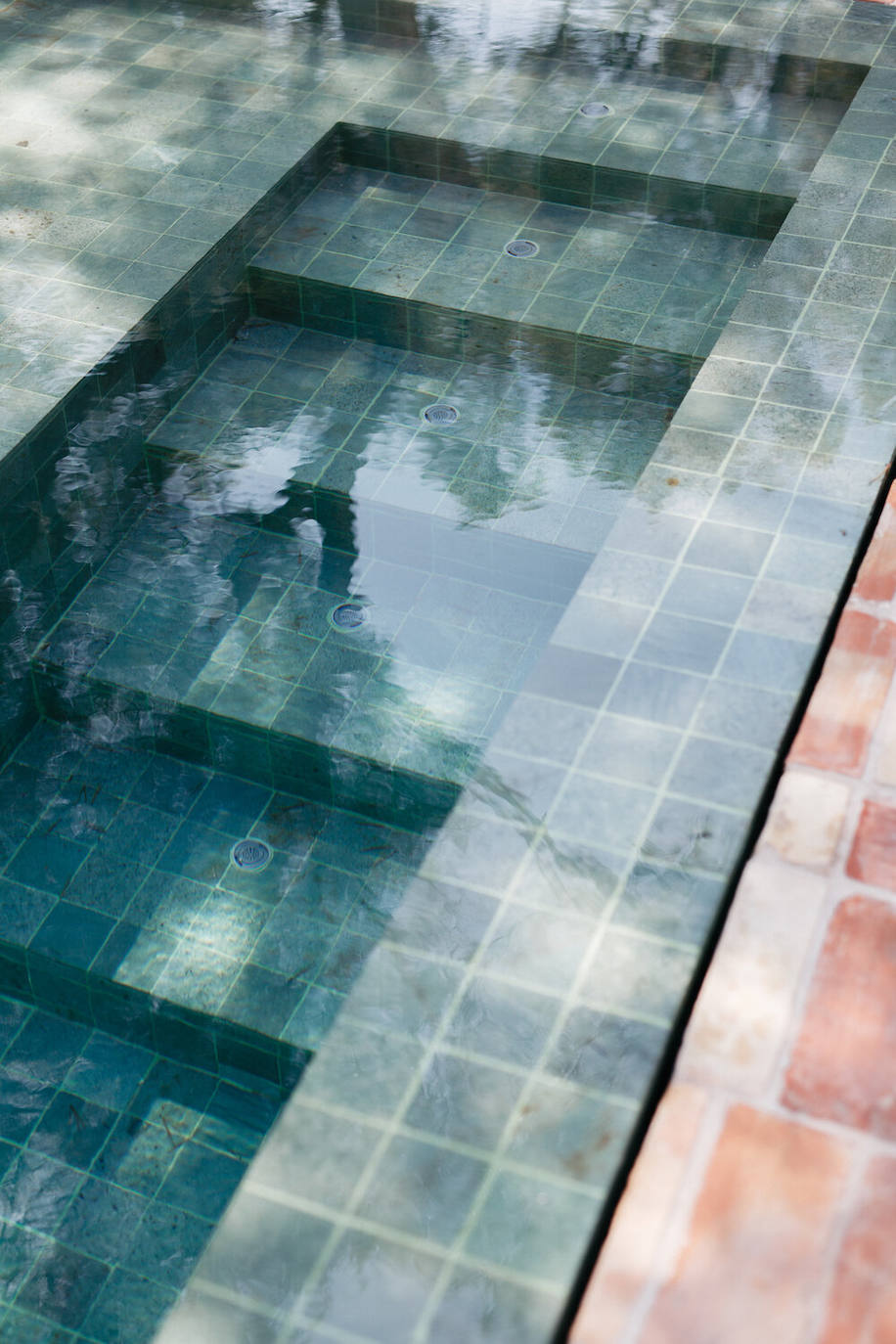 La estética de la piscina recuerda las zonas verdes que rodean la casa.