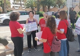 Miembros de OCRE y de UGT, tras entregar las firmas contra los ámbitos en mayo de 2022.