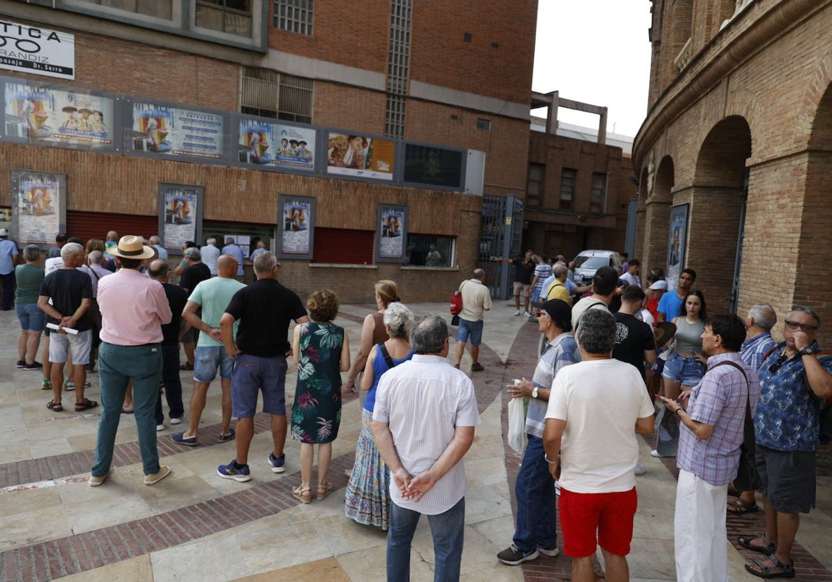 Colas en los alrededores de la Plaza de Toros de Valencia.