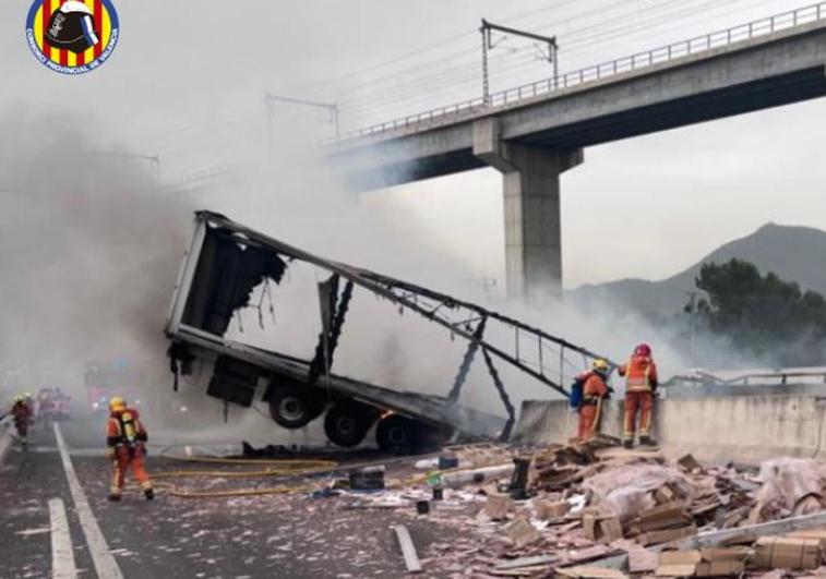 Estado en el que ha quedado el camión tras el accidente.