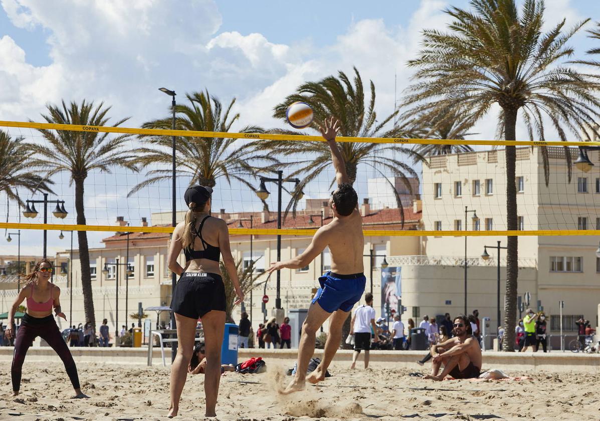 Yoga, pilates y otras actividades gratuitas que se pueden realizar en la playa de la Malvarrosa en verano