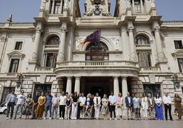 Minuto de silencio en condena por el crimen de Antella, este martes, ante el Ayuntamiento de Valencia.