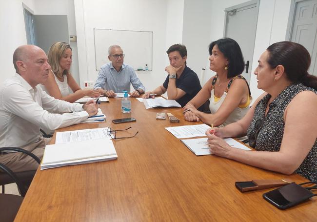 Reunión de los ediles con los comerciantes.