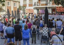 Concentración en Chiva por el estado de la residencia de mayores.