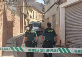 Dos guardias civiles en la calle de Turís donde tuvo lugar el crimen.