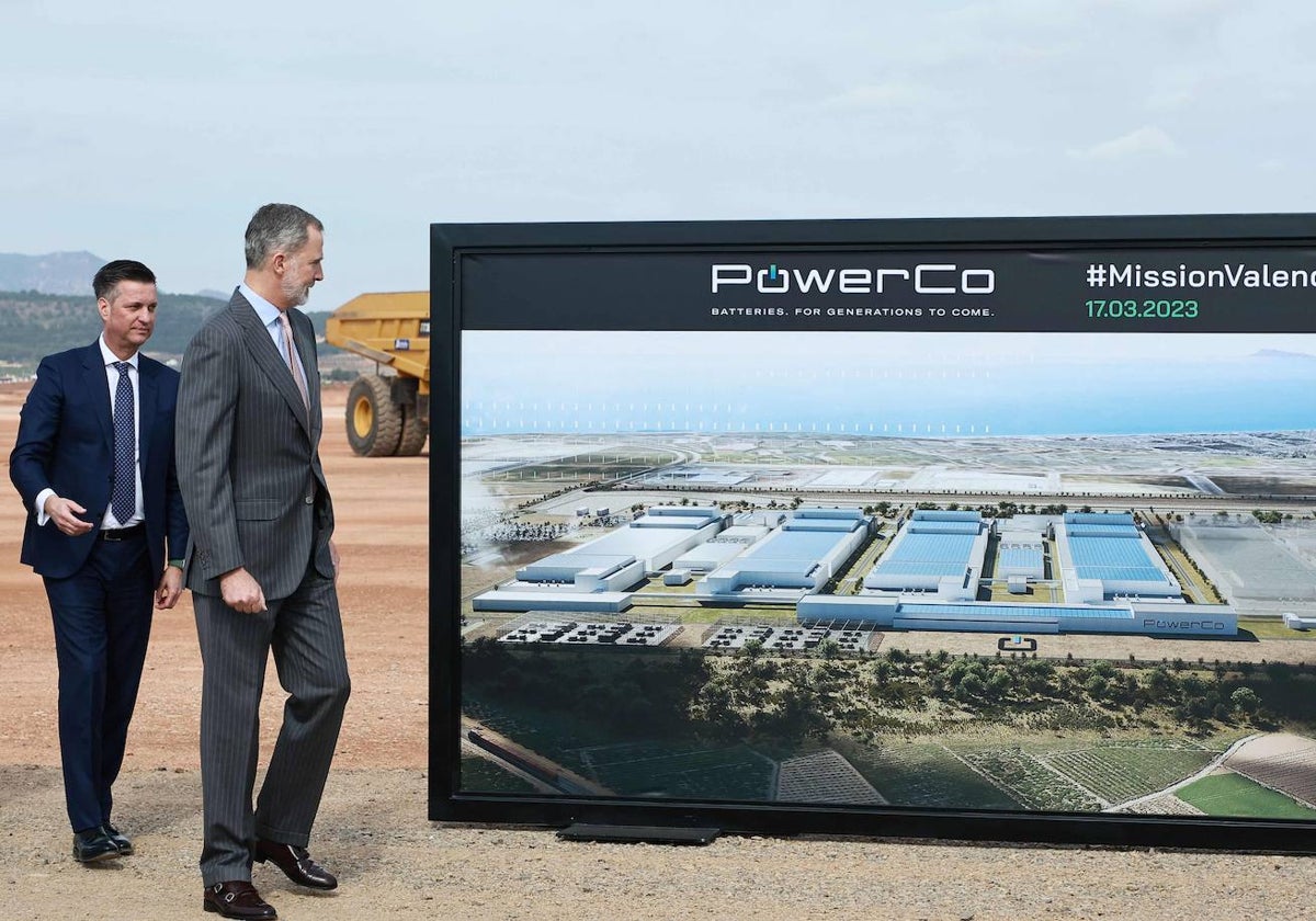 El rey Felipe en su visita a la gigafactoría de Sagunto.