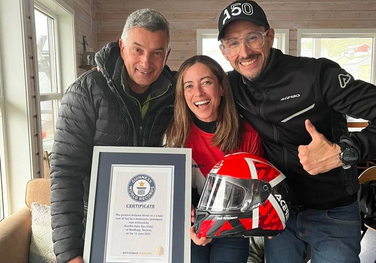 Los tres pilotos posando con el certificado Guiness.