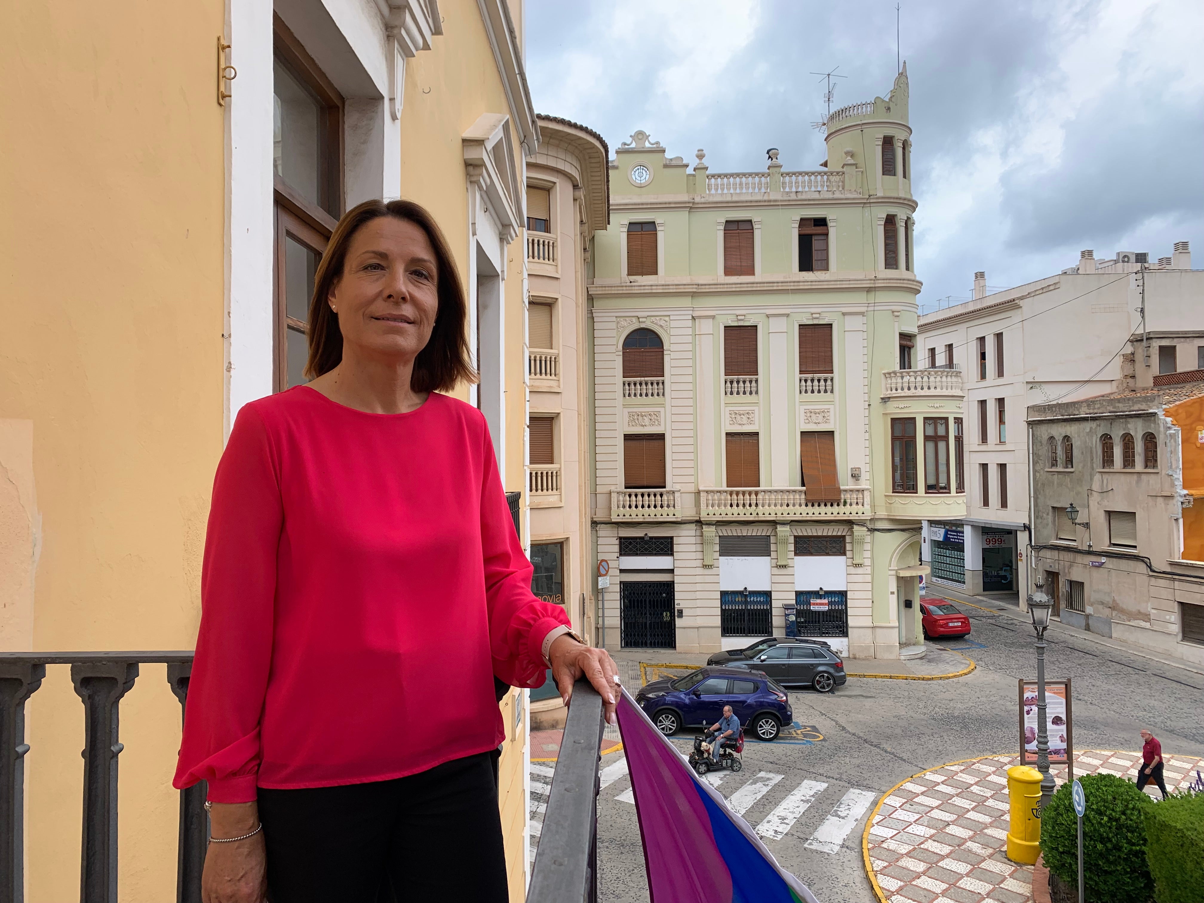 Yolanda Pastor, en el balcón del Ayuntamiento de Oliva.