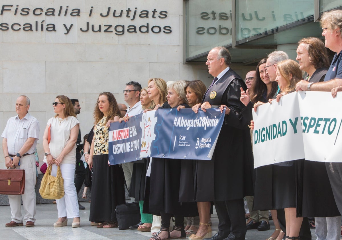 Protesta de abogados y procuradores a las puertas de la Ciudad de la Justicia.